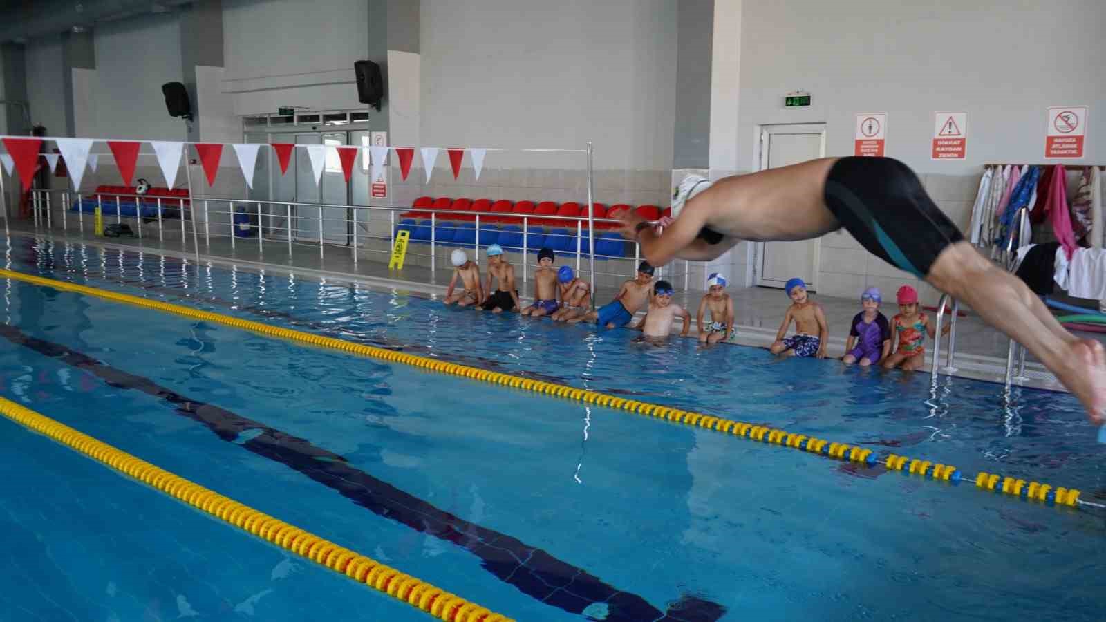 yuzme-havuzunda-gelecegin-sporculari-yetisiyor