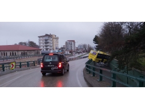Otobüs Köprülü Kavşaktan Aşağıya Düştü
