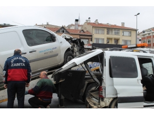 E-5’te Hızını Ayarlayamadı Önündeki Araca Çarptı : 2 Yaralı