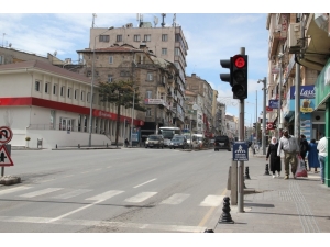 Trafik Işıklarında ‘Evde Kal’ Çağrısı