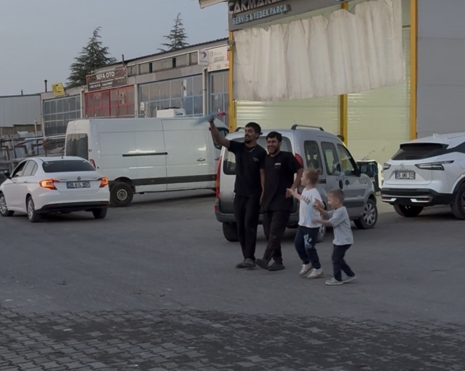 tamir-atolyesinde-halay-molasi