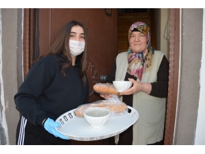 Yaşlılara Çorba Yapıp, Kapı Kapı Dağıttı.