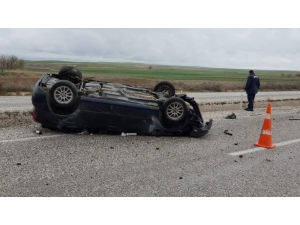 Otomobil Karşı Şeride Geçip Ters Devrildi: 1 Yaralı