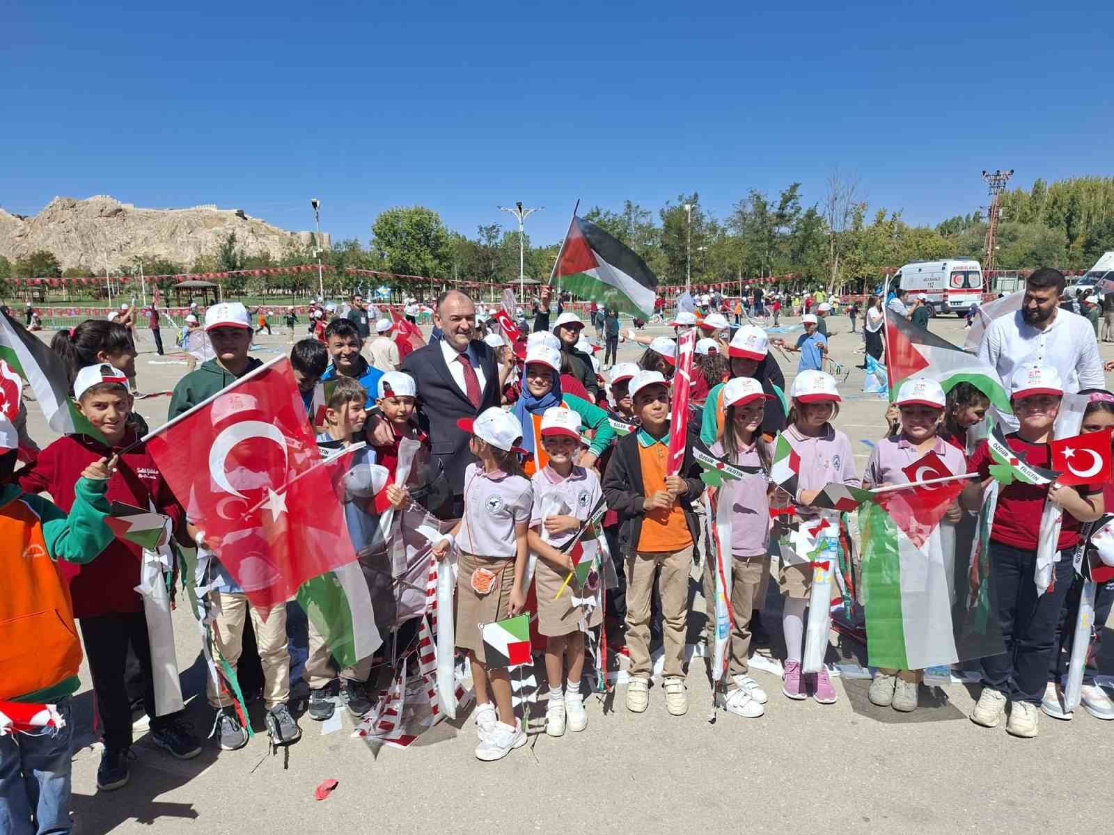 gazzeli-cocuklar-icin-ucurtmalar-gokyuzuyle-bulustu