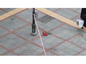 Boşandığı Eşi Tarafından Öldürülen Kadının Saldırıya Uğradığı Yere Karanfil Bırakıldı