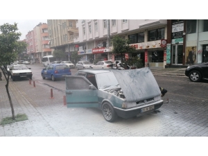 Hareket Halindeki Otomobil Alev Alev Yandı