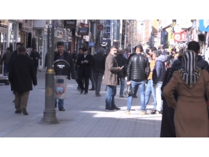 Ağrı’da Sokaklar ’Evde Kal’ Uyarılarına Rağmen Dolup Taştı