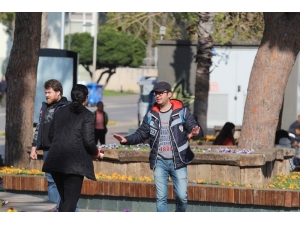 Antalya’da Vatandaş Park Yasağına Rağmen Polisi Bıktırdı