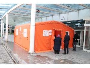 Hastane Bahçesine Acil Triaj Çadırı Kuruldu