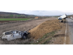 Kamyon Ve Otomobil Kafa Kafaya Çarpıştı: 2 Yaralı