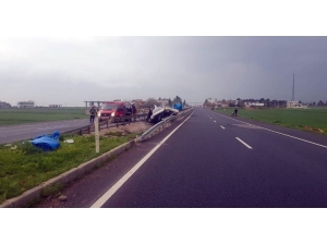 Kamyonet Refüjdeki Bariyerlere Çarptı: 1 Ölü, 1 Yaralı