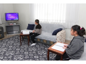 Erciş Kaymakamı Mehmetbeyoğlu Öğrencilerin Televizyon Talebini Yerine Getirdi