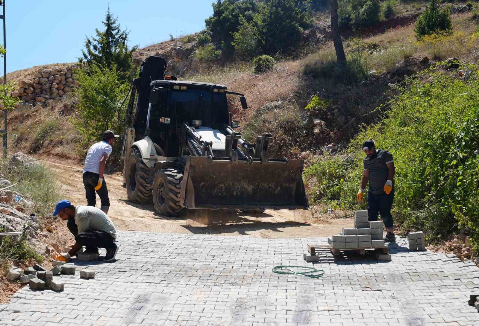 tarsus-ta-kirsal-mahallelerin-yollari-parkeyle-yenileniyor