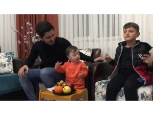 Down Sendromlu Çocuğu İle Şarkı Söyleyerek ‘Evde Kal’ Mesajı Verdi