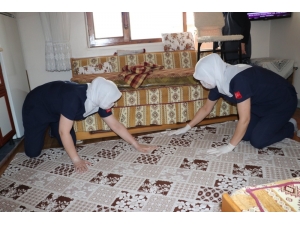 Evde Kalan Yaşlıları Ziyaret Edip, Evlerini Temizliyorlar