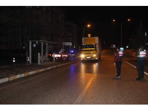 Kent Girişinde Ateş Ölçerli Korona Virüs Tedbiri