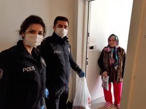 Fatma Teyze, Vefa Sosyal Destek Grubu’na Dakikalarca "Evlatlarım" Diyerek Teşekkür Etti