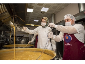 Mersin’deki Belediye Aşhanesinde Günlük 6 Bin Kişilik Yemek Üretiliyor