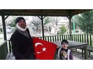 Yaşlı İnsan Kılığına Giren Baba Ve Minik Oğlu ’Evde Kal’ Dedi