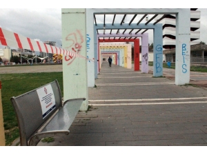 Uşak’ta Parklarda Şeritli Korona Virüs Önlemi