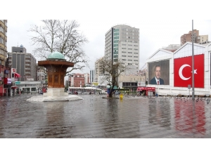 Bursa’da Meydanlar Güvercinlere Kaldı