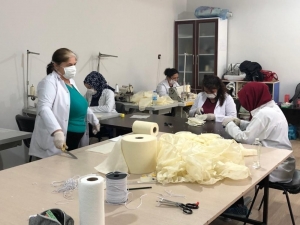 Kızıltepeli Gönüllü Kadınlar Sağlık Çalışanları İçin Maske Üretiyor