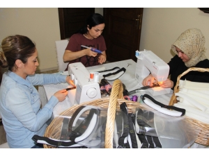 Hastanede Şırınga Tutan Eller Nöbet Sonrası Koruyucu Siperlik Dikiyor