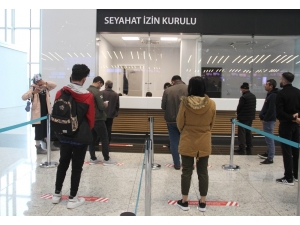 İstanbul Havalimanı’nda Yolcular Seyahat İzin Belgesi İçin Başvuruyor