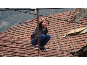 Yardım İçin Çatıya Çıktı, Mahsur Kaldı