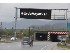 Otoyollardaki Tabelalara ‘Evde Hayat Var’ Yazıldı