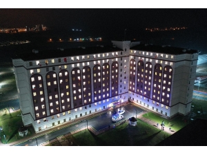 Gözetim Altındaki Öğrencilere, Yağmur Altında Moral Desteği