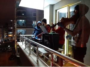 "Evinde Kalan" Vatandaşlara Balkondan Moral Konseri