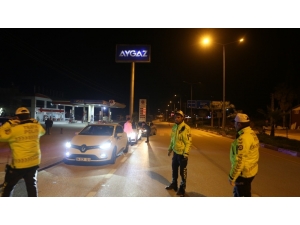 Mersin’de Polis, Kovid-19 Riskine Karşı Sürücülerin Ateşlerini Ölçtü