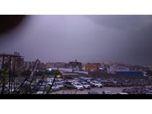 Hatay’da Çakan Şimşek Geceyi Gündüze Çevirdi