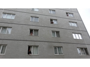 Evden Çıkamayan Komşular Camdan Cama Gün Yaptı