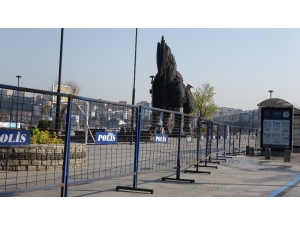 Çanakkale’de Sahil Boyu Bariyerlerle Kapatıldı
