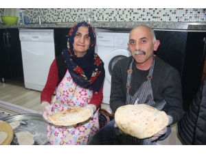Aileler Evlerinde Kendi Ekmeğini Yapmaya Başladı