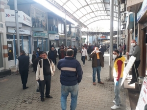 İzmir’de Nakliyeciler Sitesindeki Kalabalık Tehlike Saçıyor
