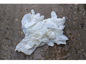 Yerlere Atılan Tek Kullanımlık Maske Ve Eldivenler Tehlike Saçıyor