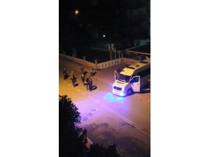 Sokak Ortasında ‘Erik Dalı’ Oynayarak Sağlık Çalışanlarına ‘Destek’ Verdiler, Sosyal Mesafeyi Unuttular