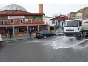 Adilcevaz’da Cadde Ve Sokaklar İlaçlı Suyla Yıkandı