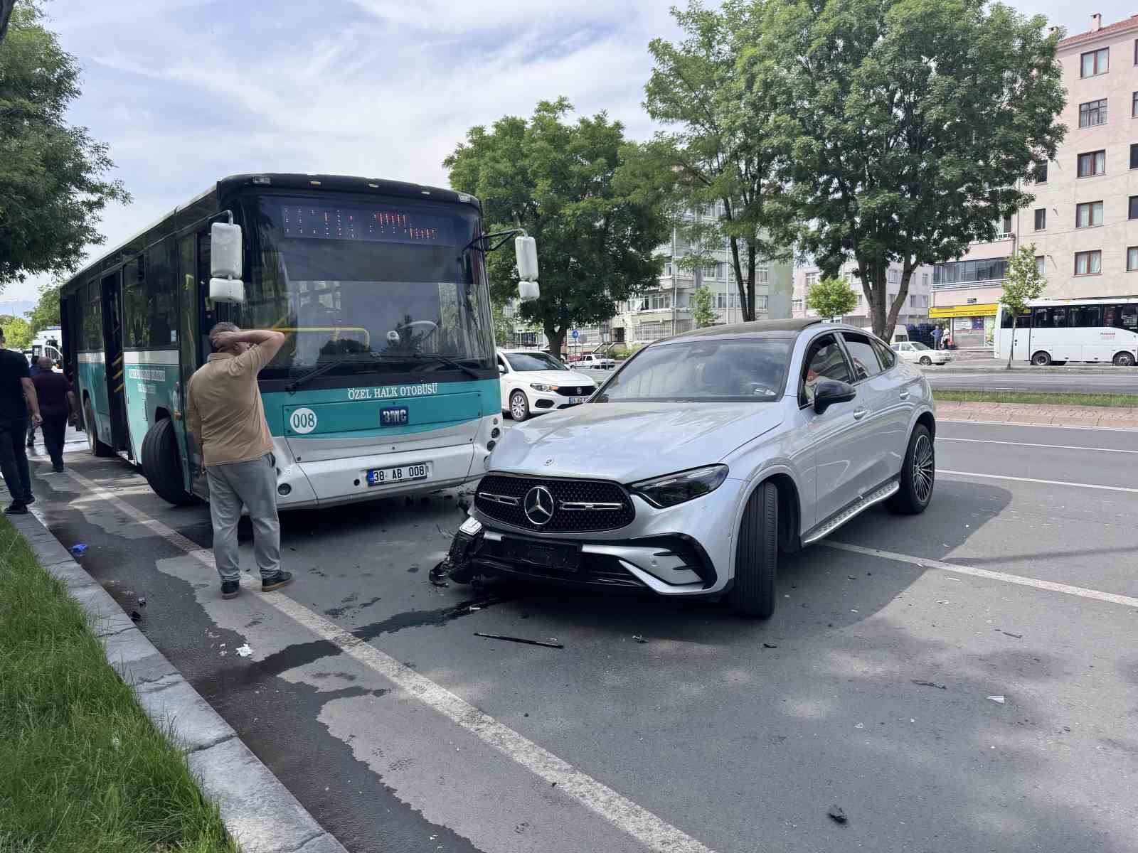otomobil-halk-otobusu-ile-carpisti-1-yarali