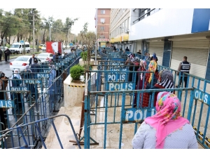 Diyarbakır’da Sosyal Mesafeyi Korumak İçin Bariyer Yerleştirildi