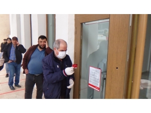 Banka Önlerinde 1 Metre Kuralı