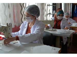 Hakkari’de Günde 5 Bin Adet Maske Üretiliyor