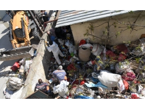 Mersin’de Bir Evden 15 Ton Çöp Çıktı