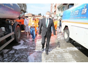 Edremit’te Cadde Ve Sokaklar Köpüklü Su İle Yıkandı