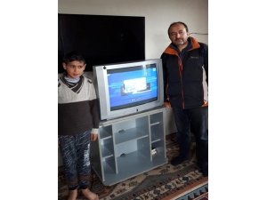 Eba Tv’yi İzleyemeyen Küçük Çocuğa Öğretmenleri Televizyon Aldı