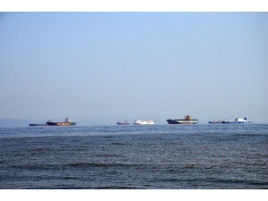 Tersanelere Gelen Gemiler Altınova Açıklarında Bekliyor