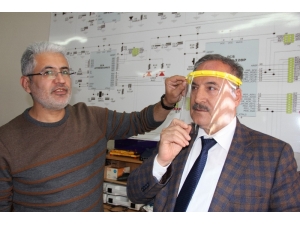 Öğretmenler Evlerinde Siper Maske Üretiyor